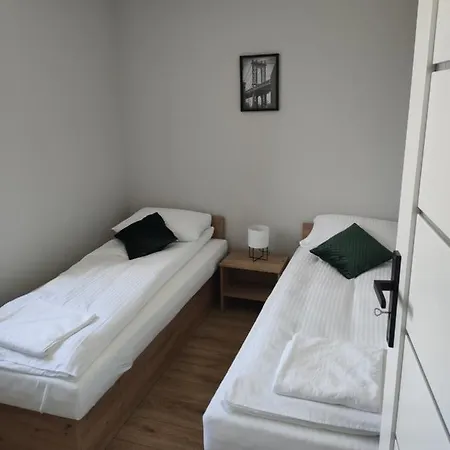 Krollhouse Goscinne 酒店 *