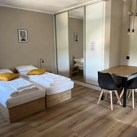 Krollhouse Goscinne 酒店 *