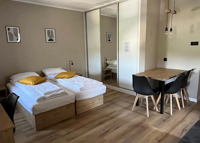 Krollhouse Goscinne מלון *